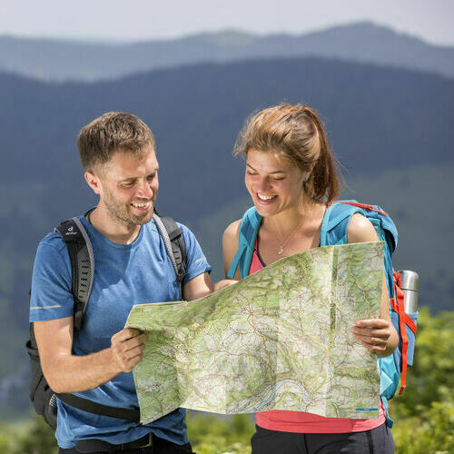 Paar schaut sich gemeinsam die Wanderkarte an. Foto Thomas Bichler, zur Verf�gung gestellt von der Gemeinde Bernau. 