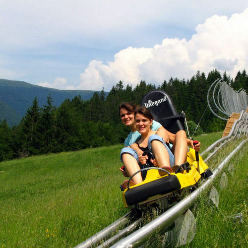 Das Foto zeigt zwei Frauen, bei der Fahrt mit der Coasterbahn in Todtnau. Das Foto wurde von DataCreate aufgenommen und freundlicherweise zur Verwendung zur Verf�gung gestellt.