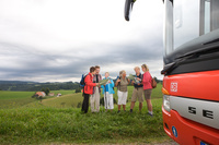Dieses Foto zeigt eine Wandergruppe vor einem Bus. Fotograf: Mesenholl, Foto zur Verf�gung gestellt von der Schwarzwald Tourismus GmbH.