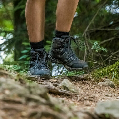 Es sind Wanderschuhe eines Wanderers zu sehen&period;