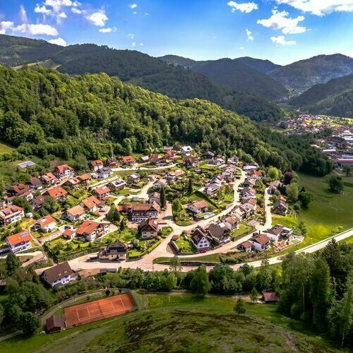 Das foto zeigt den Urlaubsort Aitern&comma; mit Teilen der Nachbargemeinde Utzenfeld