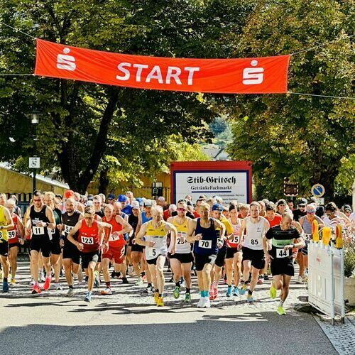 Start des Belchen Berglaufs im Stadtzentrum von Sch&ouml;nau