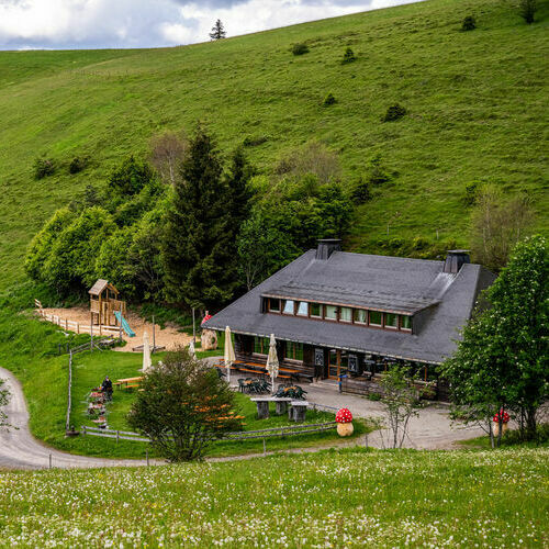 Dieses Foto zeigt das Almgasthaus Kn&ouml;pflesbrunnen und leitet Sie weiter zur Seite H&uuml;ttentrekking S&uuml;dschwarzwald"