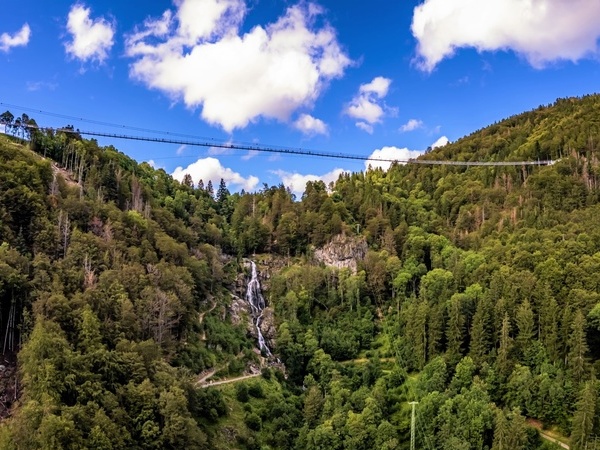 In 120 Meter Höhe bietet der Blick auf den Todtnauer Wasserfall eine spektakuläre Perspektive In 120 Meter Höhe bietet der Blick auf den Todtnauer Wasserfall eine spektakuläre Perspektive