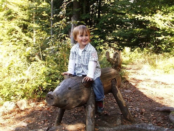 Kind auf dem Zauberweg am Hasenhorn Kind auf dem Zauberweg am Hasenhorn