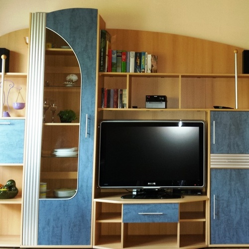 Wohnzimmer mit Schrankwand, Sat-TV und gem&uuml;tliche Couchecke - 