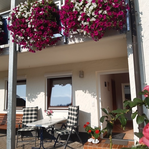 Gesch&uuml;tzter Terrassenfreisitz im Eingangsbereich der Ferienwohnung - 