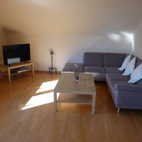 Wohnzimmer mit Ecksofa und TV  - 
