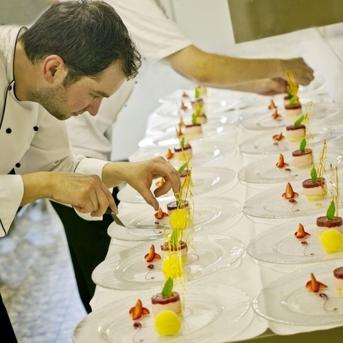 Kulinarik - K&ouml;che beim Anrichten von Dessertteller