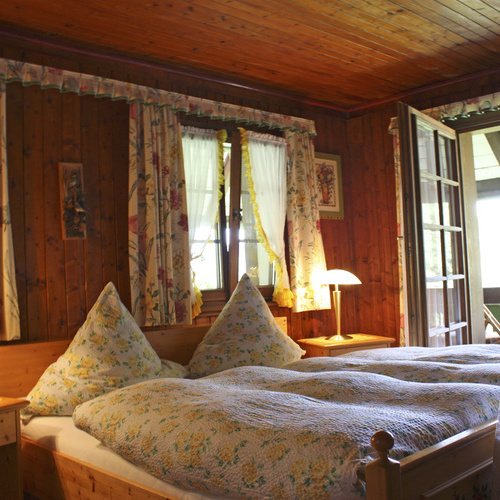 Doppelzimmer mit Holzvert&auml;felung an den W&auml;nden - 