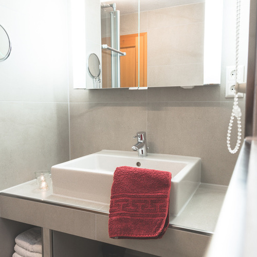 Waschbecken und Spielgelschrank  im Badezimmer - 