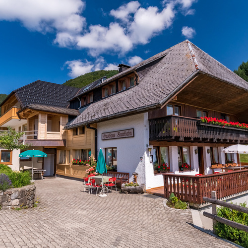 Au&szlig;enansicht des Hauses Auerhahn mit Eingang zum Gastraum - 