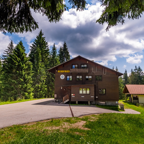 Au&szlig;enansicht mit Haupteingang des Haus Bergfried - 