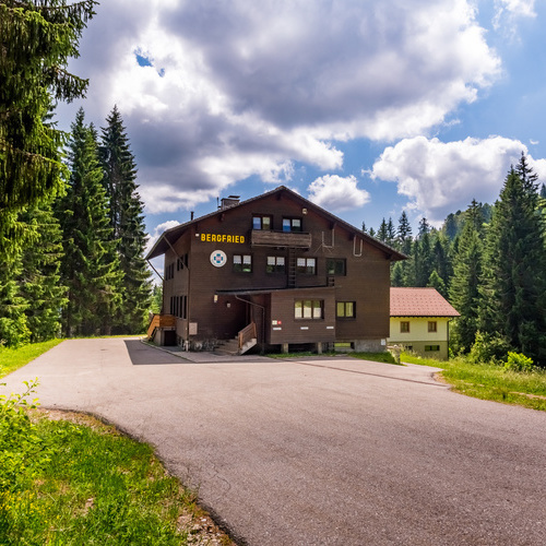 Au&szlig;enansicht mit Haupteingang des Haus Bergfried und geteertem Weg  - 