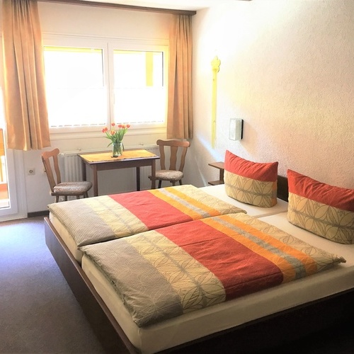 Beispiel eines G&auml;stezimmers- dieses hat einen Balkon - 