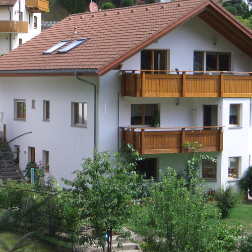 Au&szlig;enansicht des Hauses Jaufmann von der R&uuml;ckseite zum Garten - 