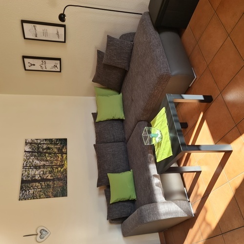 Gem&uuml;tliche Couch im Wohnzimmer - 