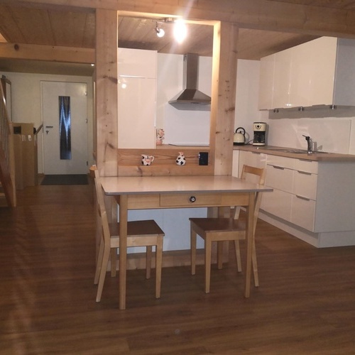 K&uuml;chenecke und Esstisch mit zwei St&uuml;hlen - 