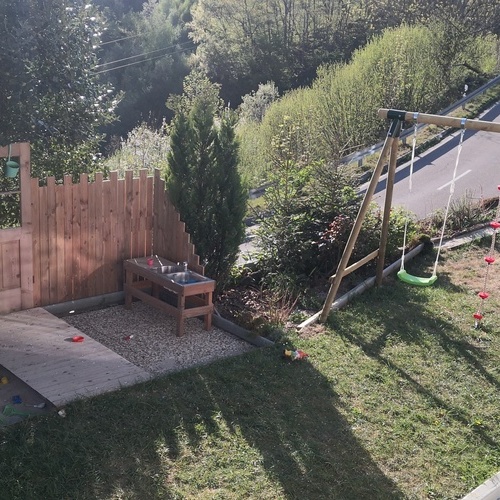 Spielecke im Garten mit Schaukel und Spielk&uuml;che  - 