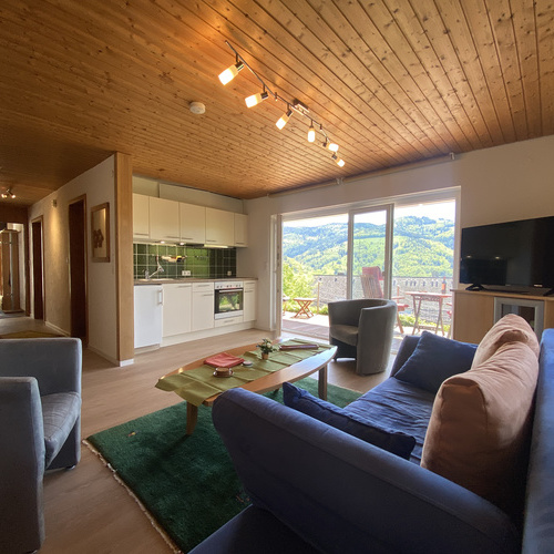 Blick ins Wohnzimmer in Richtung K&uuml;che und Fenster - 