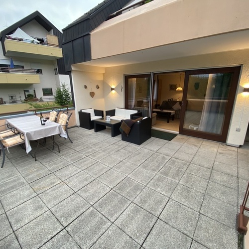 der gro&szlig;e Freisitz mit Sitzm&ouml;bel und Esstisch  - 