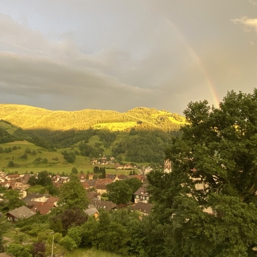Regenbogen und graubedeckter Himmel &uuml;ber Sch&ouml;nau im Schwarzald  - 