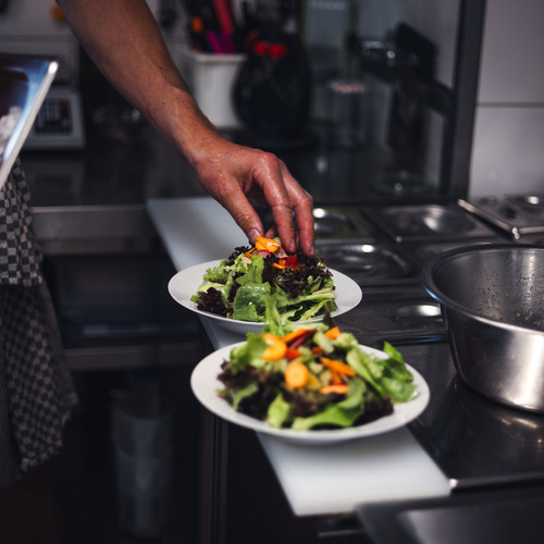 Zwei Salatteller werden angerichtet - 