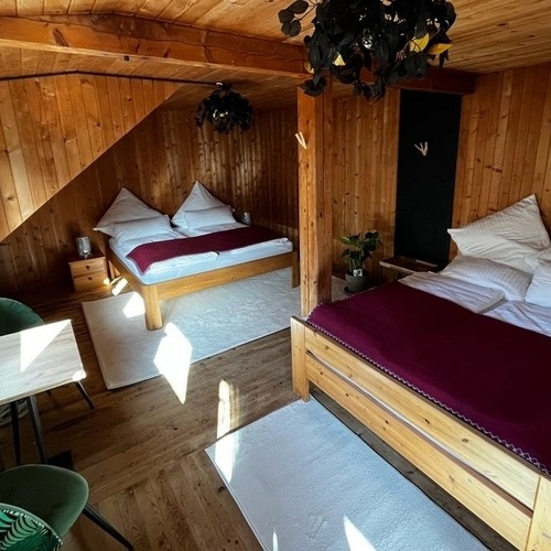 Zimmer mit zwei Doppelbetten  - 