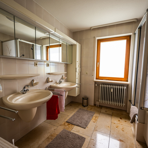 Das Badezimmer mit zwei Waschbecken und Fenster - 