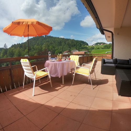 Der Balkon mit Tisch und St&uuml;hlen sowie einer Sitzlounge  - 