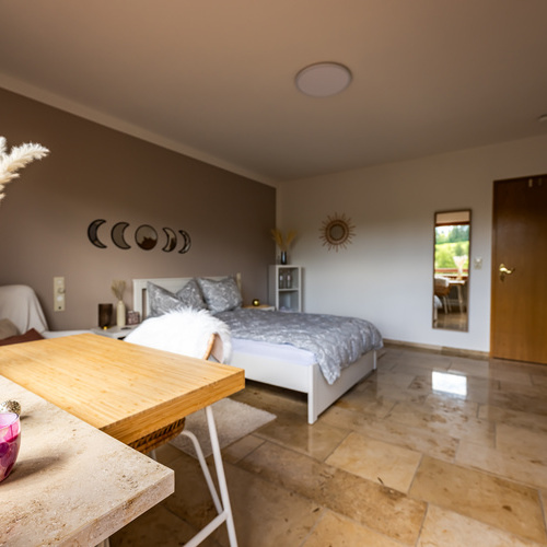 Blick auf das Doppelbett im Schlafzimmer - 