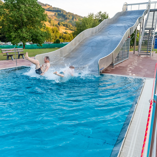 Im Freibad befindet sich eine Wellenrutsche. - 