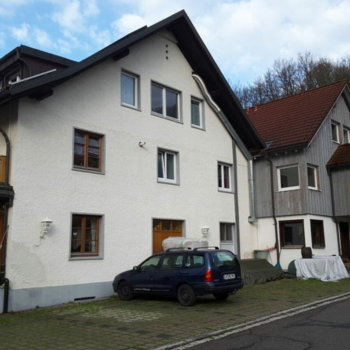 Seitenansicht - Ansicht vom Johan Peter Hebelweg, Vorderes Haus Pension und Cafe, Hinteres Haus Ferienwohnungen